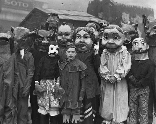 funny-creepy-Halloween-costume-vintage-antique